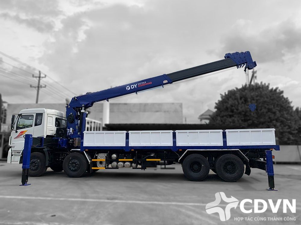 Dongfeng L315 (8×4) gắn cẩu Dongyang SS2725LB là phiên bản Long Boom