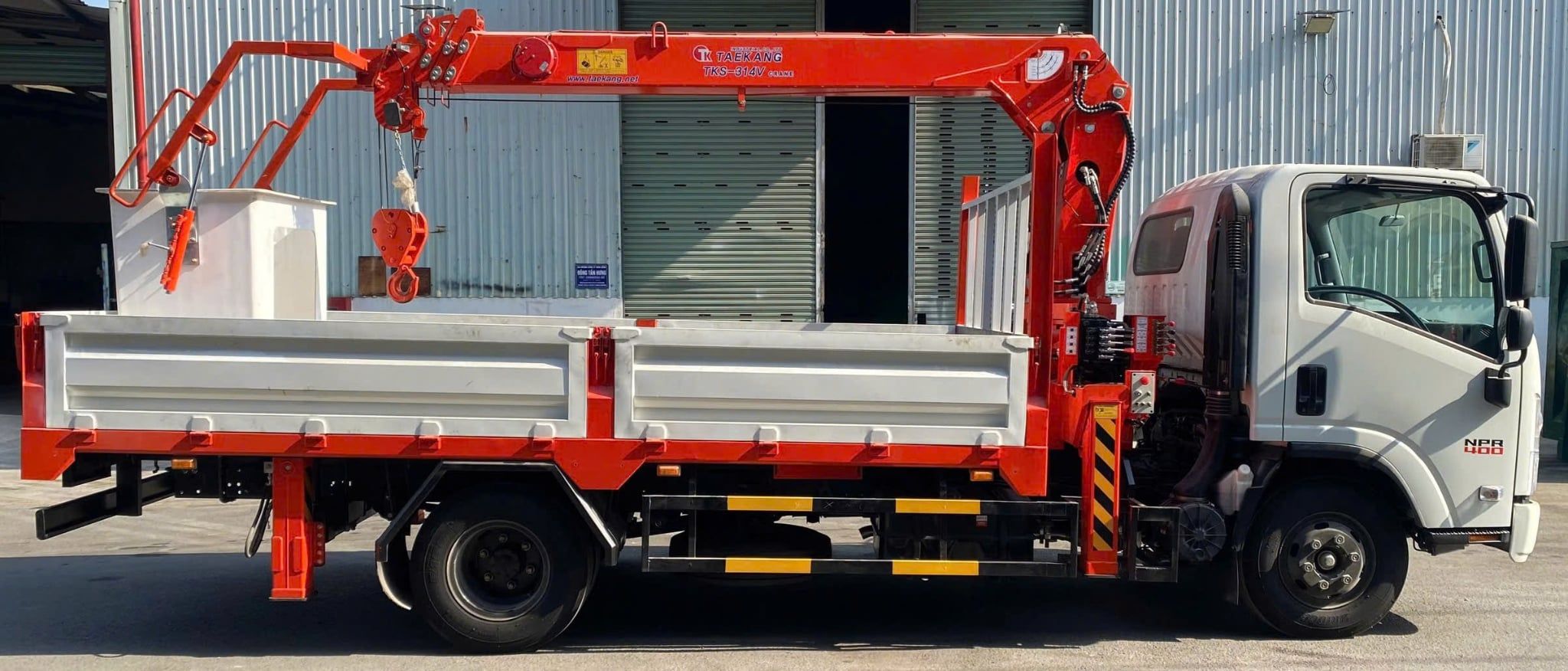 Xe tải Isuzu gắn cẩu kèm rổ nâng người 3 tấn TKS-314V