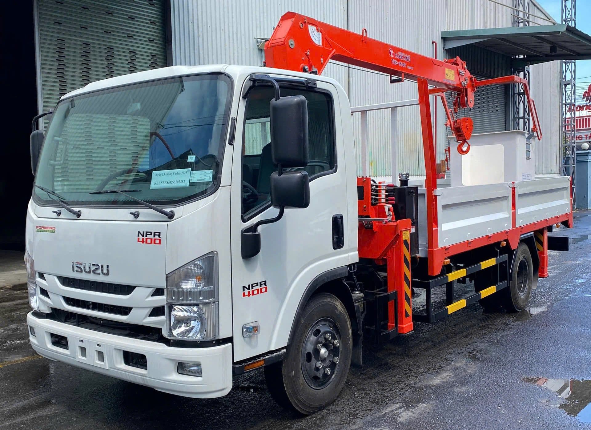 Xe tải Isuzu gắn cẩu kèm rổ nâng người 3 tấn TKS-314V