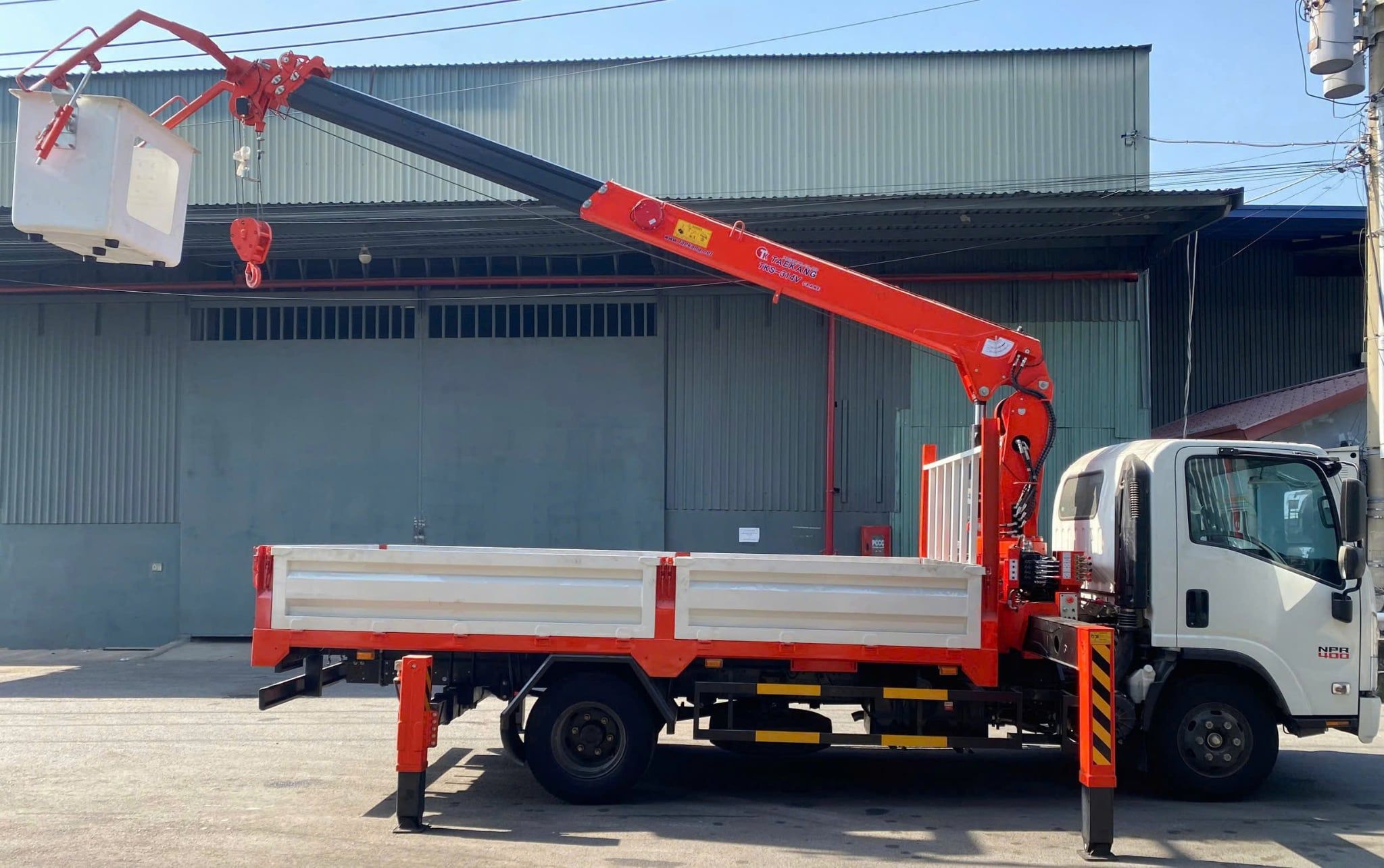 Xe tải Isuzu gắn cẩu kèm rổ nâng người 3 tấn 14m
