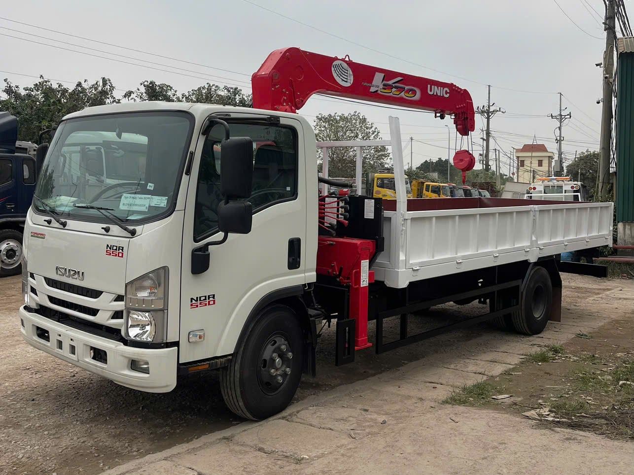 Xe tải gắn cẩu 3 tấn Isuzu NQR URV375 giao xe 30 ngày