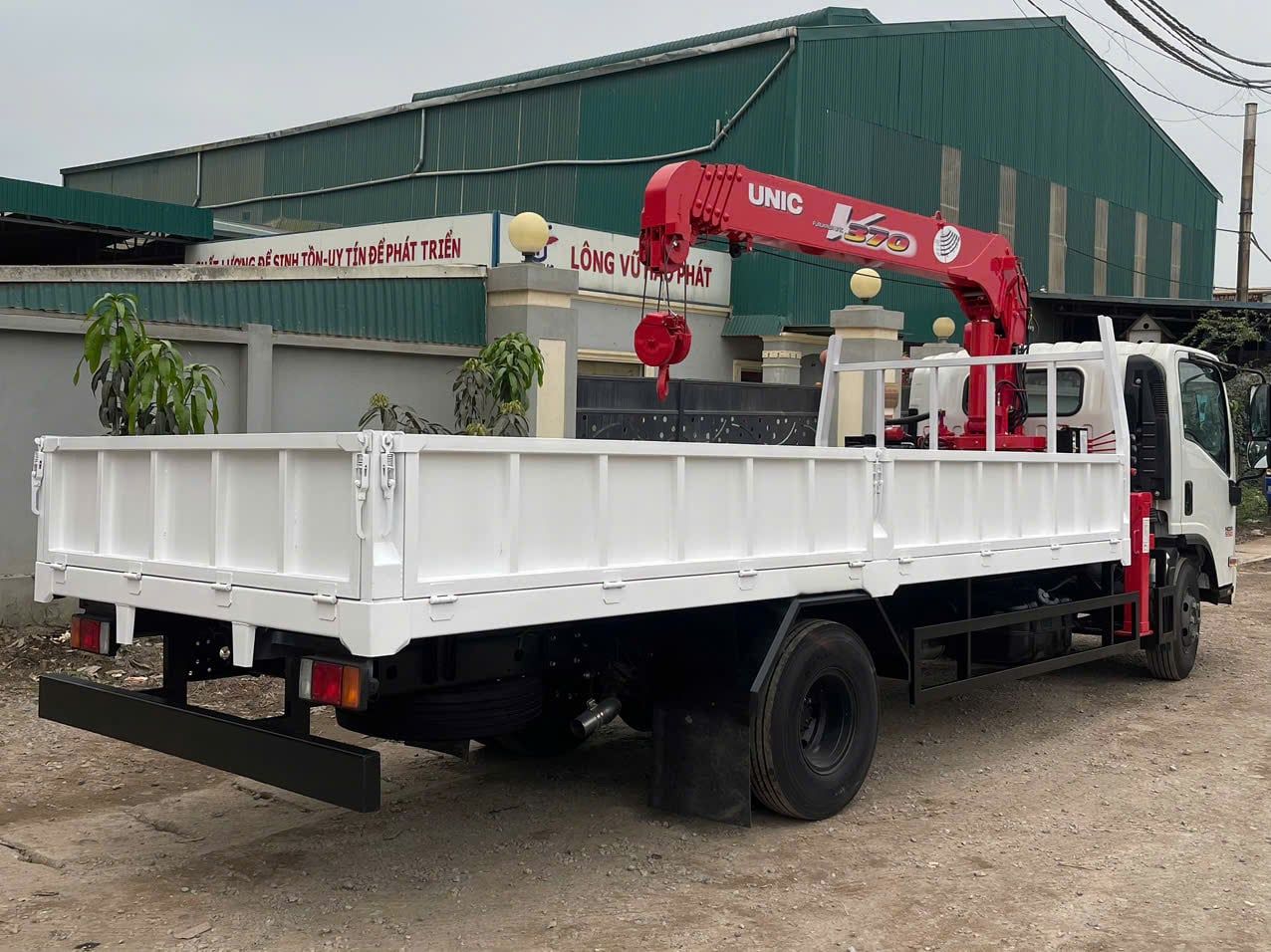 Xe tải gắn cẩu 3 tấn Isuzu NQR URV375 5 đoạn cần