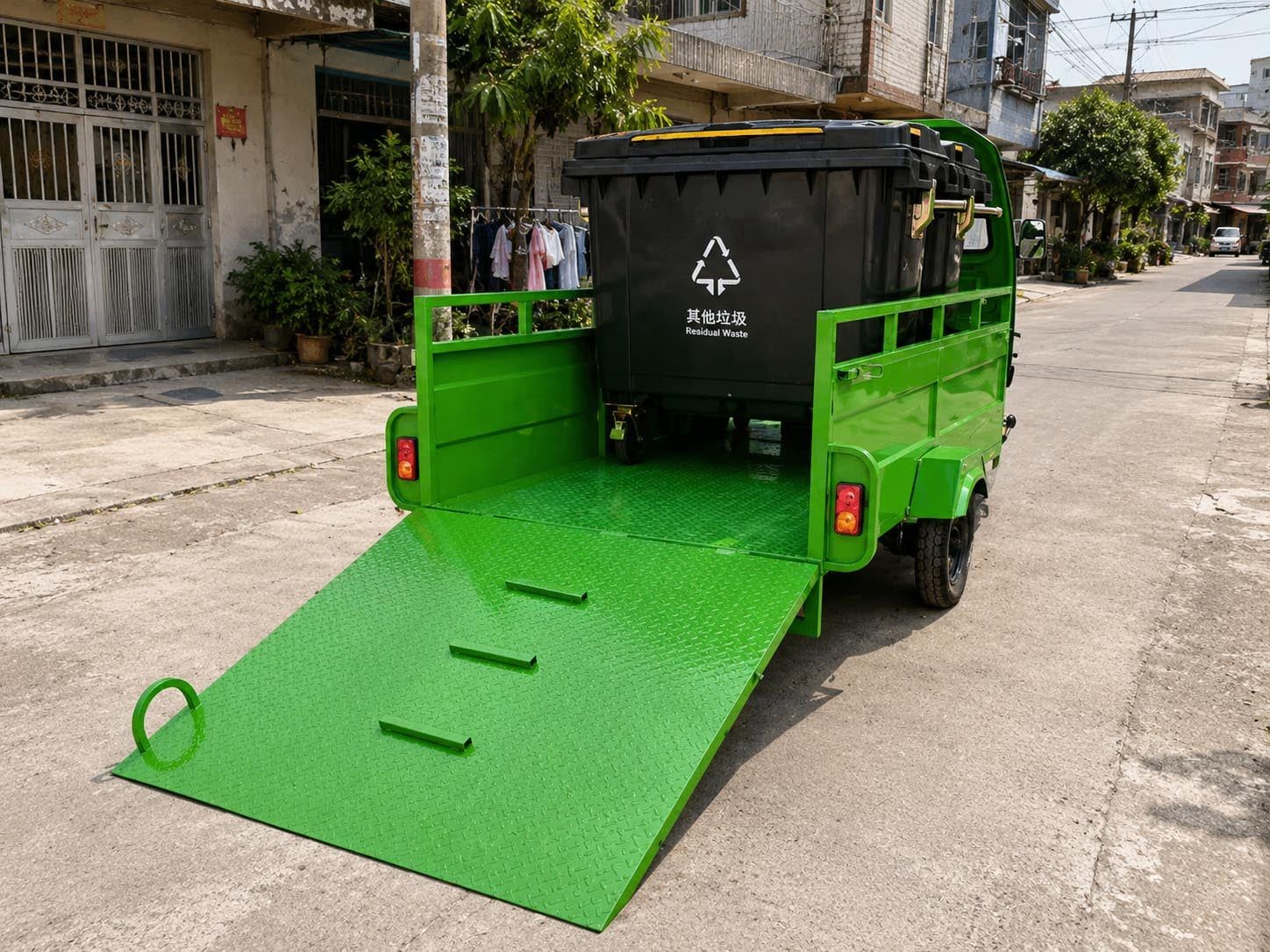 Xe điện sàn phẳng chở 4 thùng rác 240L mở bửng