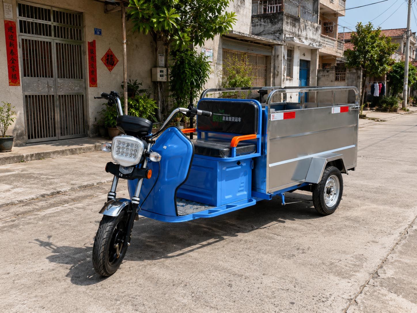Xe điện sàn phẳng chở 4 thùng rác 240L trong phố