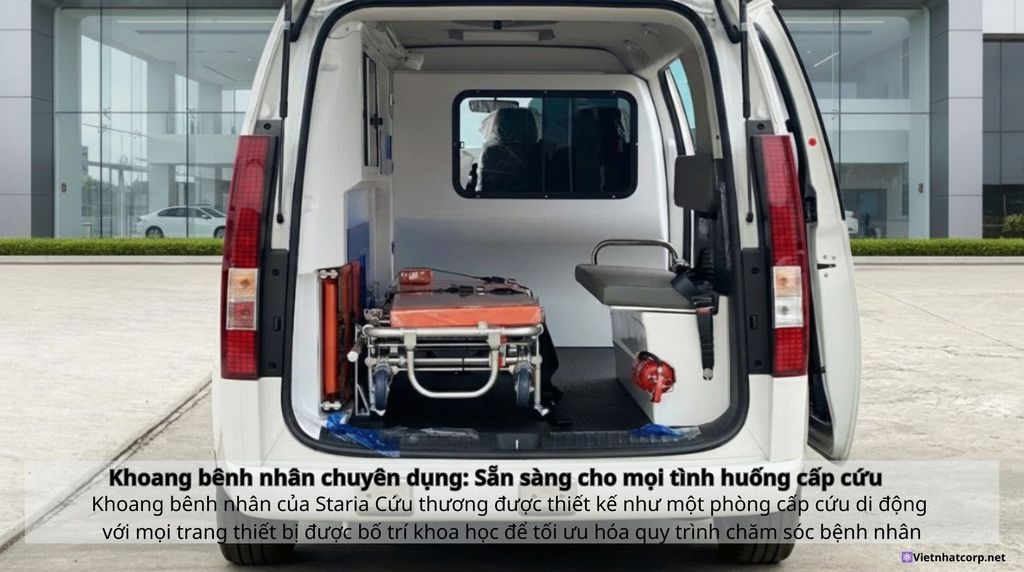 Hình ảnh nội thất khoang bệnh nhân của xe Hyundai Staria Cứu thương, được trang bị đầy đủ thiết bị y tế và bố trí khoa học.