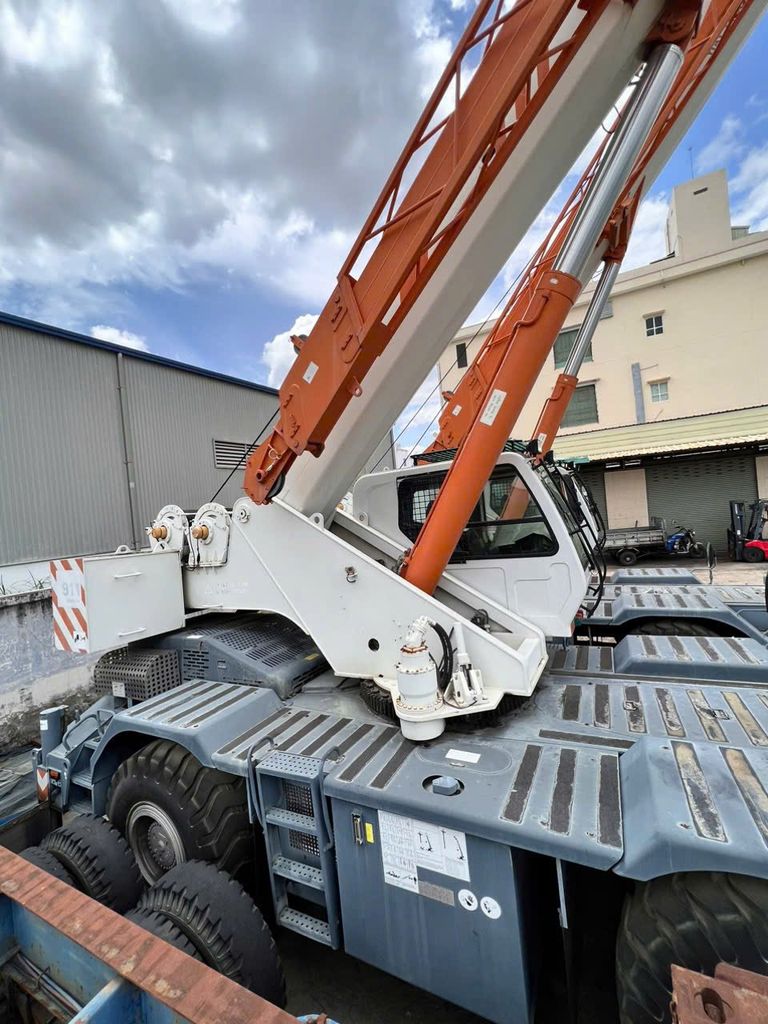 Ảnh thực tế cẩu Bánh Béo 35 Tấn Cũ Zoomlion RT35 Đời 2015