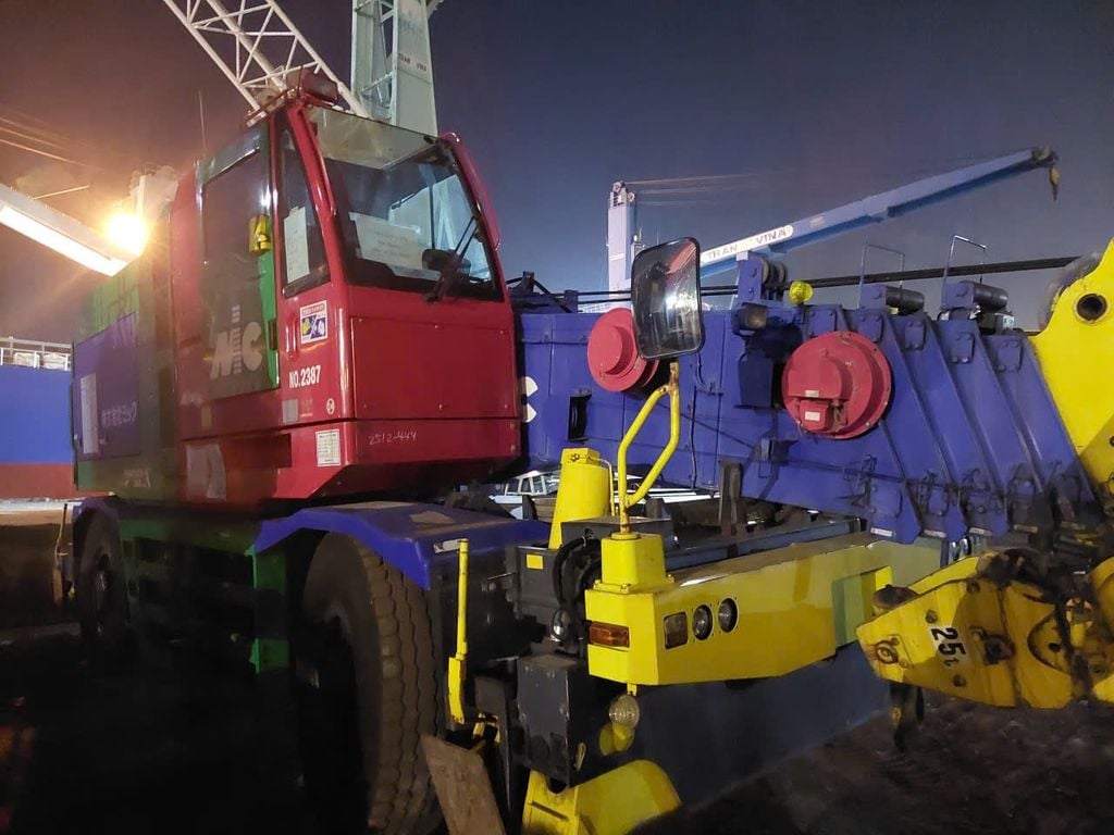 Hình thực tế Cẩu địa hình bánh lốp 25 tấn Kobelco RK250-8