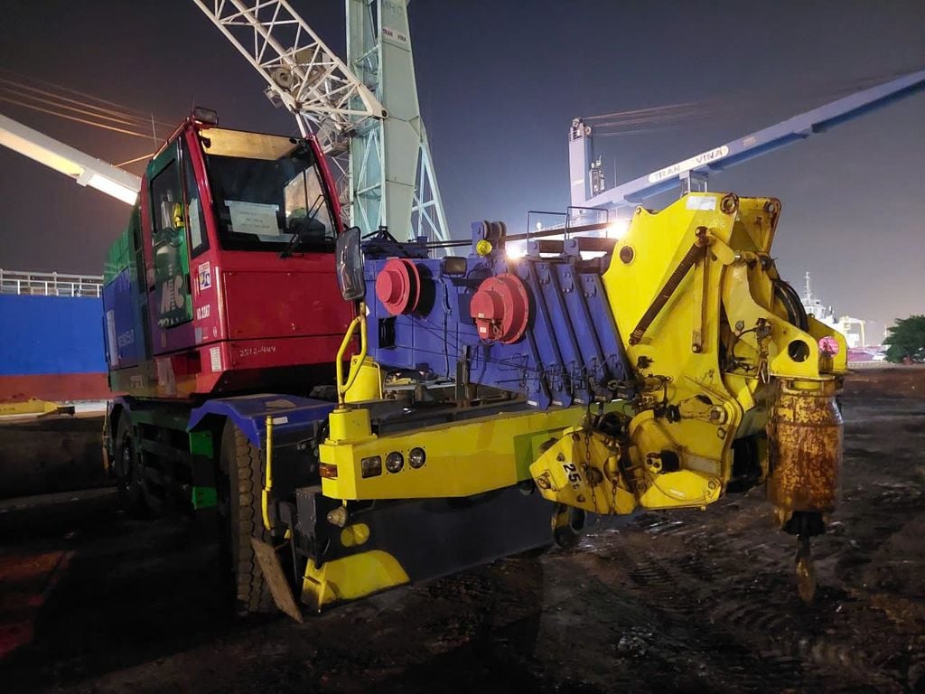 Hình thực tế Cẩu địa hình bánh lốp 25 tấn Kobelco RK250-8