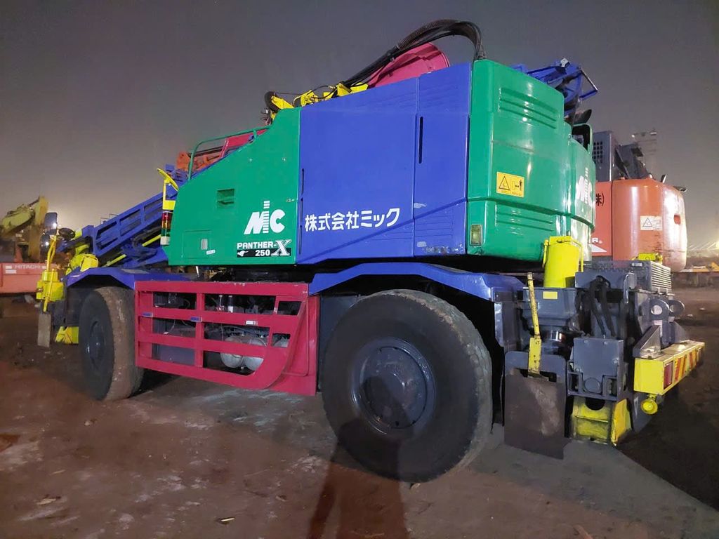 Hình thực tế Cẩu địa hình bánh lốp 25 tấn Kobelco RK250-8
