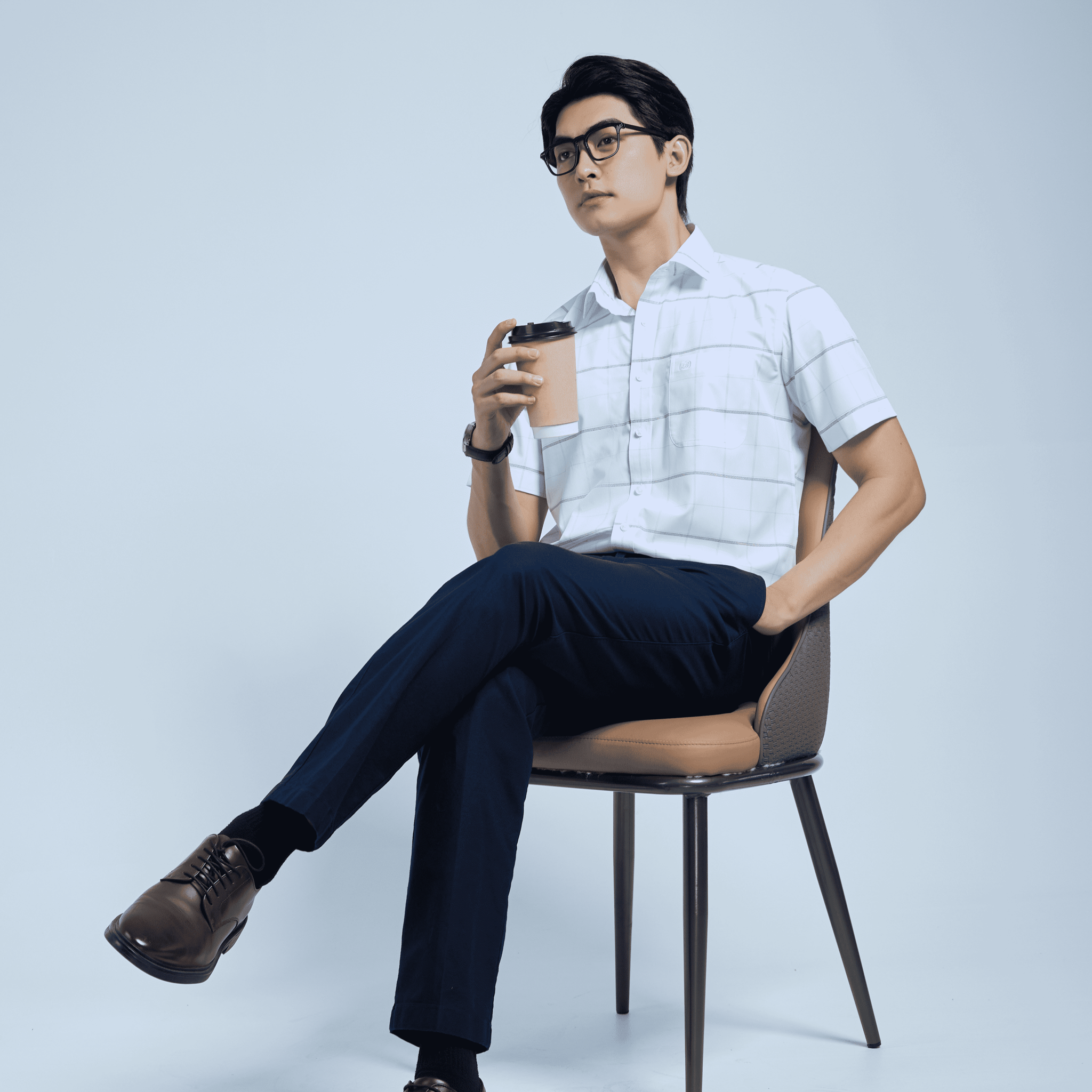 Gợi ý cách chọn áo sơ mi trắng chuẩn form, tôn dáng