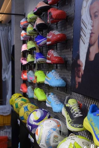 GIÀY ĐÁ BÓNG CHÍNH HÃNG THƯƠNG HIỆU VIỆT TẠI NEO SPORT