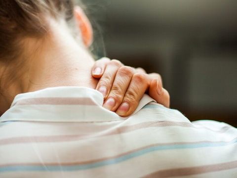 Bạn đang mỏi vai gáy? Massage 7 phút với sả – gừng – oải hương là đủ