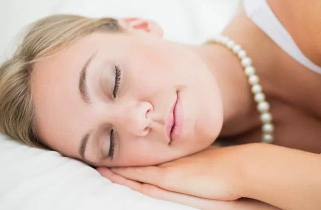 Có nên đeo dây chuyền khi ngủ? Giải đáp chi tiết