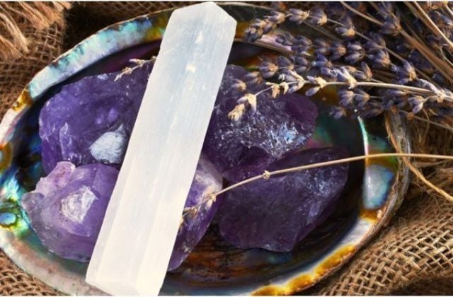 Đá Selenite Có Thanh Tẩy Năng Lượng Không? 3 Lưu Ý Về Cách Bảo Quản