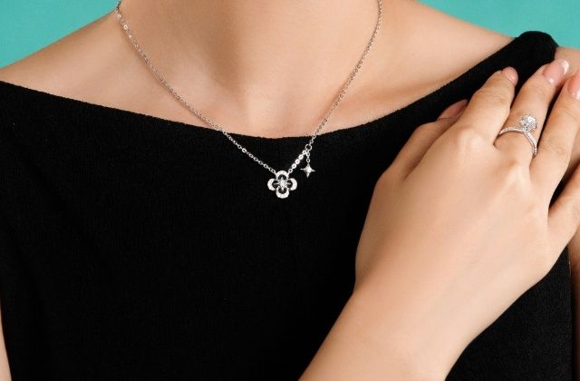 Top 12 dây chuyền cỏ 4 lá thu hút tài lộc, chiêu may mắn 2026