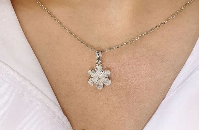 Dây chuyền hoa mai: Ý nghĩa, bảng giá các loại