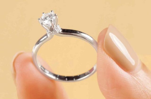 Hột Xoàn 4 Ly 6 Giá Bao Nhiêu?