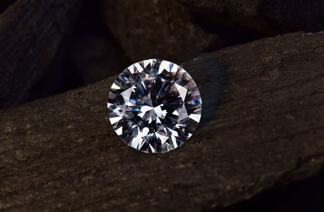 Kim Cương Có Phải Là Kim Loại Không?