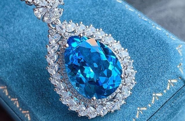 Ý nghĩa của mặt dây chuyền đá Topaz xanh