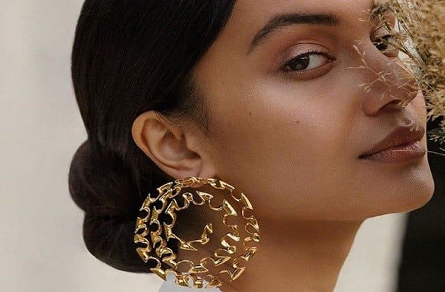 Mặt Tròn Nên Đeo Bông Tai Gì? Mẹo Giúp Khuôn Mặt Thon Gọn Tức Thì!