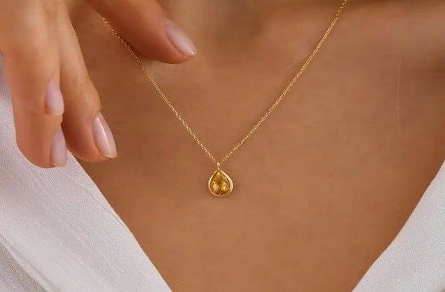 Mệnh Kim Đeo Dây Chuyền Gì Để Thu Hút Tiền Tài?