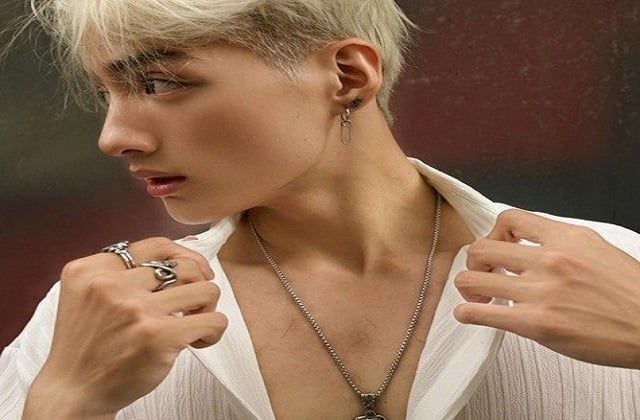 Nam Nên Đeo Khuyên Tai Bên Trái, Phải Hay Cả Hai Bên?