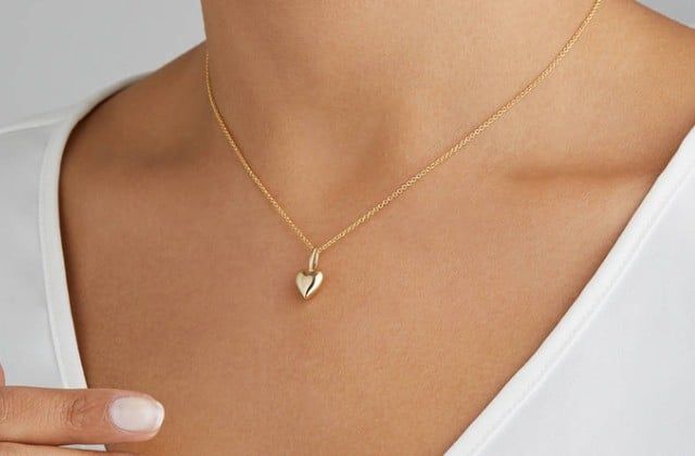 Nên đeo dây chuyền dài hay ngắn? Bí quyết đeo dây chuyền phù hợp với từng dáng người