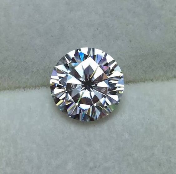 How to Distinguish Between Lab-Grown and Natural Diamonds