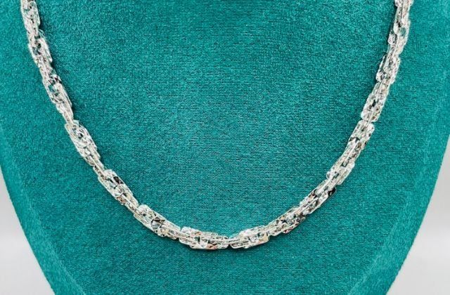 Trang Sức Titan Có Bị Đen Không? So Sánh Với Kim Loại Khác