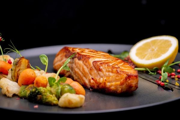 5 lý do bác sĩ khuyên bạn nên ăn cá hồi mỗi tuần