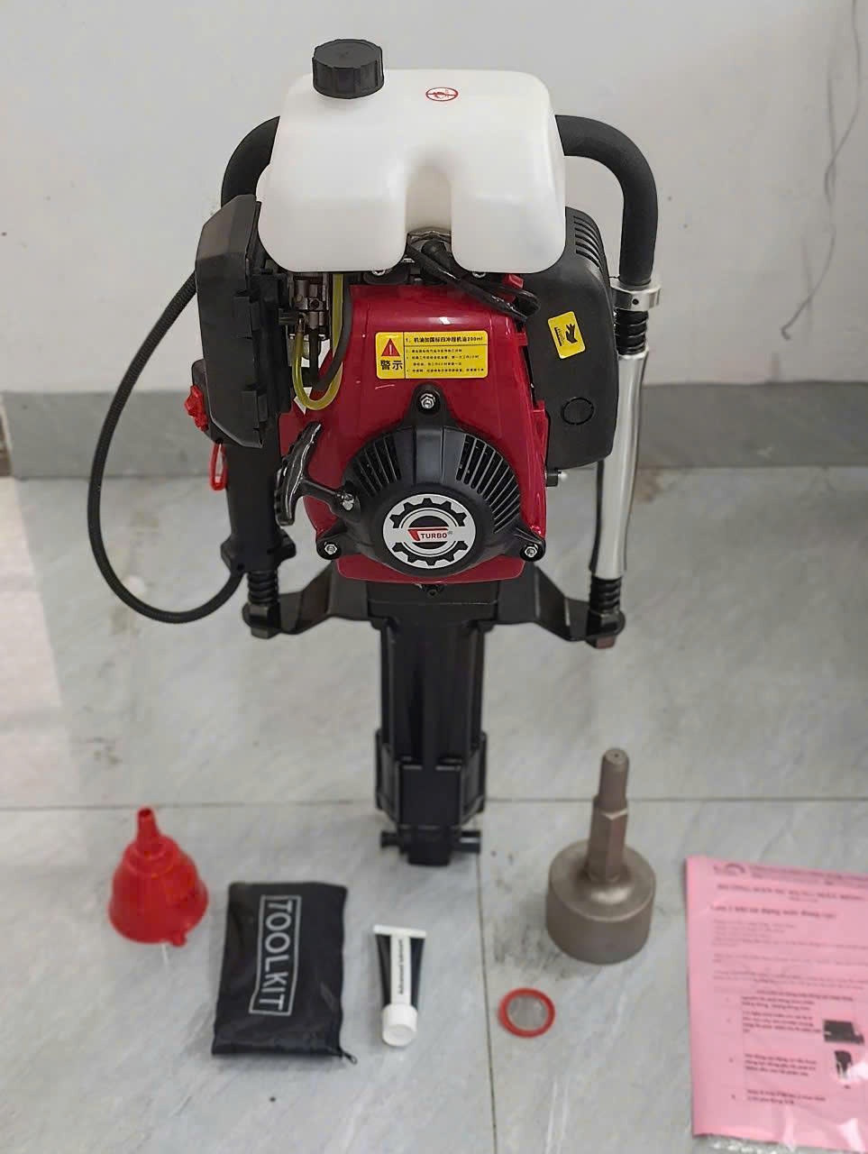Máy Chôn Cọc Cừ 4 Thì Turbo TBD144 – Giải Pháp Đóng Cọc Gọn Nhẹ, Được Khách Hàng Quan Tâm