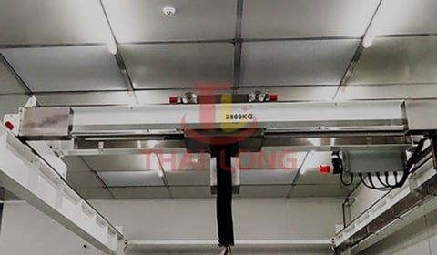 Cầu trục phòng sạch trong nhà máy sản xuất pin và công nghệ năng lượng sạch