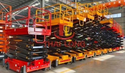 So sánh thang nâng người cắt kéo và thang nâng trục đơn: chọn loại nào?