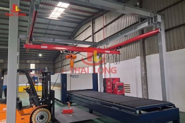 Cận cảnh palang xích điện 1 tấn với vỏ hợp kim nhôm đúc tản nhiệt tốt và động cơ dây đồng công suất cao