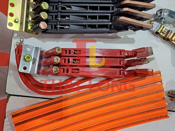chổi tiếp điện 3P đỏ 1