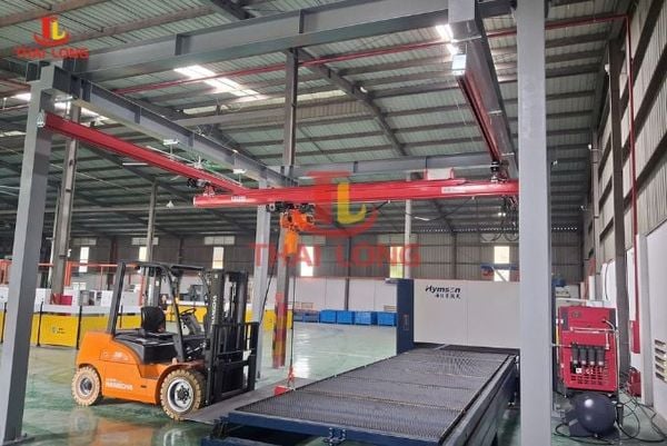 Cụm móc nâng xoay 360 độ và túi chứa xích chịu lực chuyên dụng của palang xích điện 1 tấn