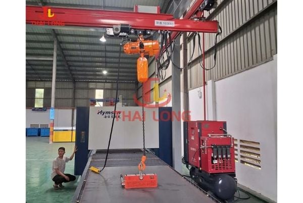 Đội ngũ kỹ thuật Thái Long tiến hành kiểm tra thử tải thực tế cho palang xích điện 1 tấn trước khi bàn giao