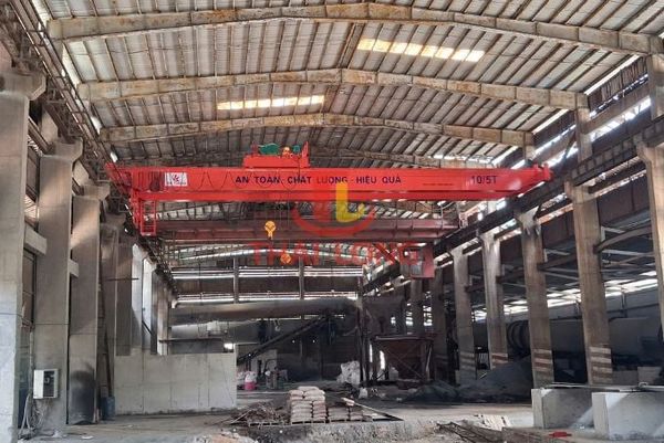 Kết cấu thép dầm chính được tập kết tại mặt bằng xưởng, chuẩn bị cho quá trình tổ hợp cẩu lắp