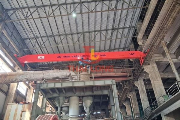 Toàn cảnh hệ thống cầu trục công nghiệp 10 tấn&nbsp;khẩu độ 19.5m sau khi hoàn thiện cẩu lắp tại mặt bằng xưởng