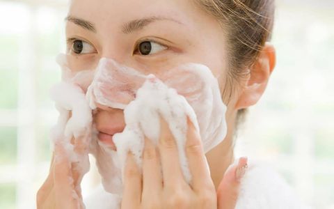 Gel rửa mặt tạo nhiều bọt có thực sự tốt? Sự thật về Sulfate mà bạn nên biết