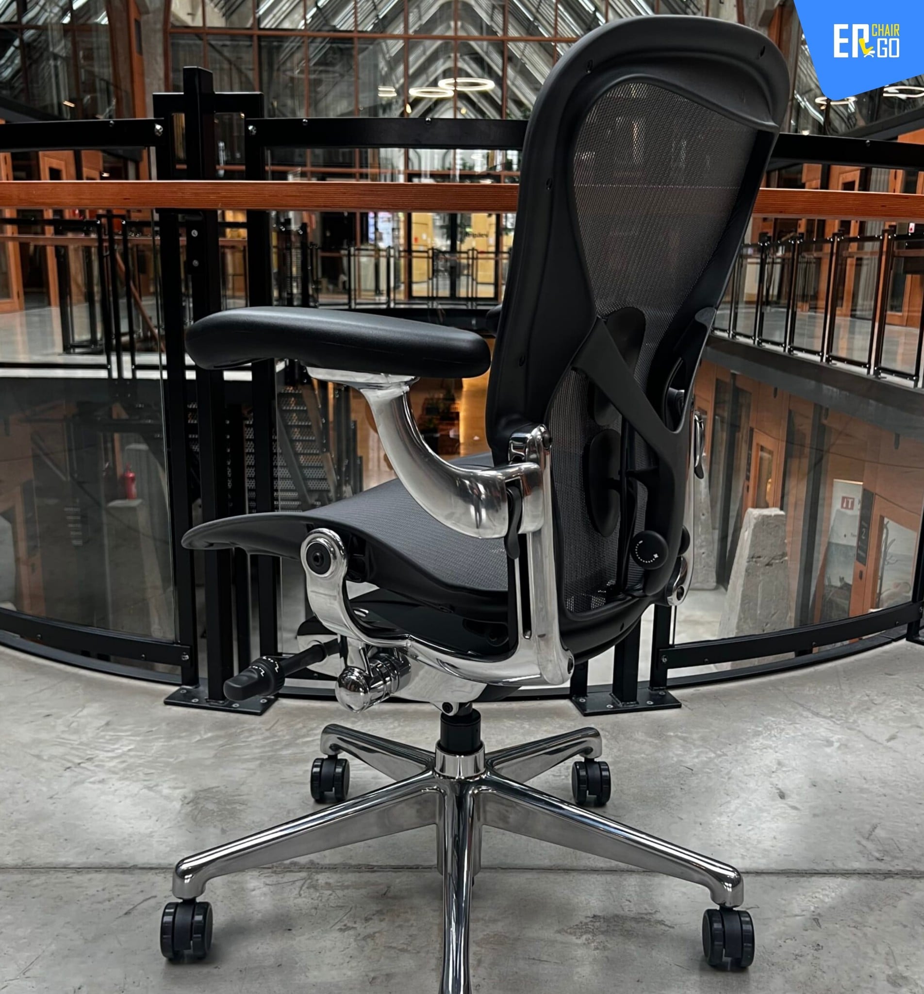 Ghế công thái học Herman Miller Aeron phiên bản Remastered (thương hiệu Mỹ) có Chân ghế tùy chọn vật liệu nhôm hoặc nhựa, bánh xe PU vận hành êm ái
