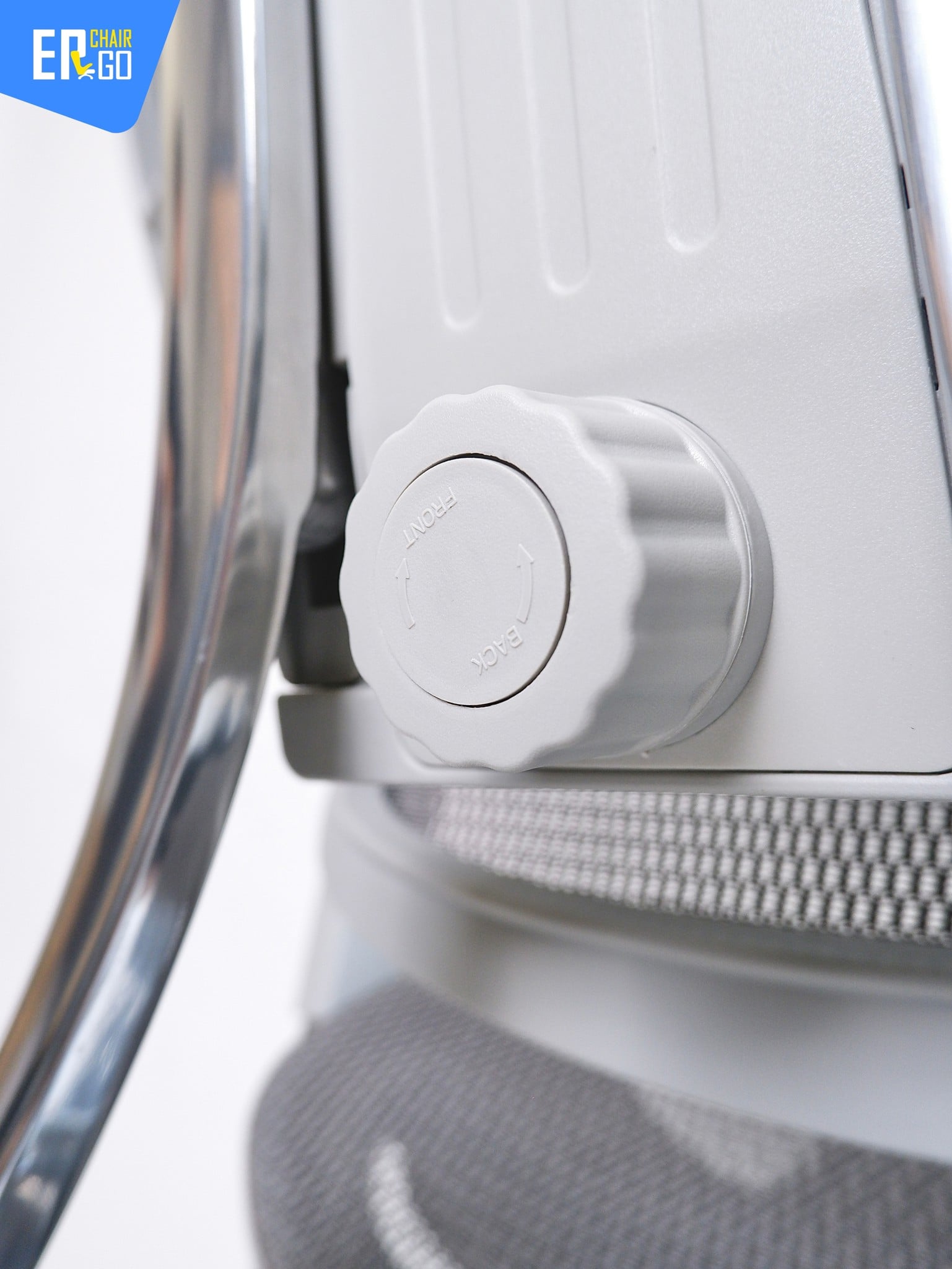 Gami Hexa có Khung lưng nâng hạ 8 nấc, ngả 4 vị trí tối đa 145 độ, đệm lưng điều chỉnh sâu 8cm