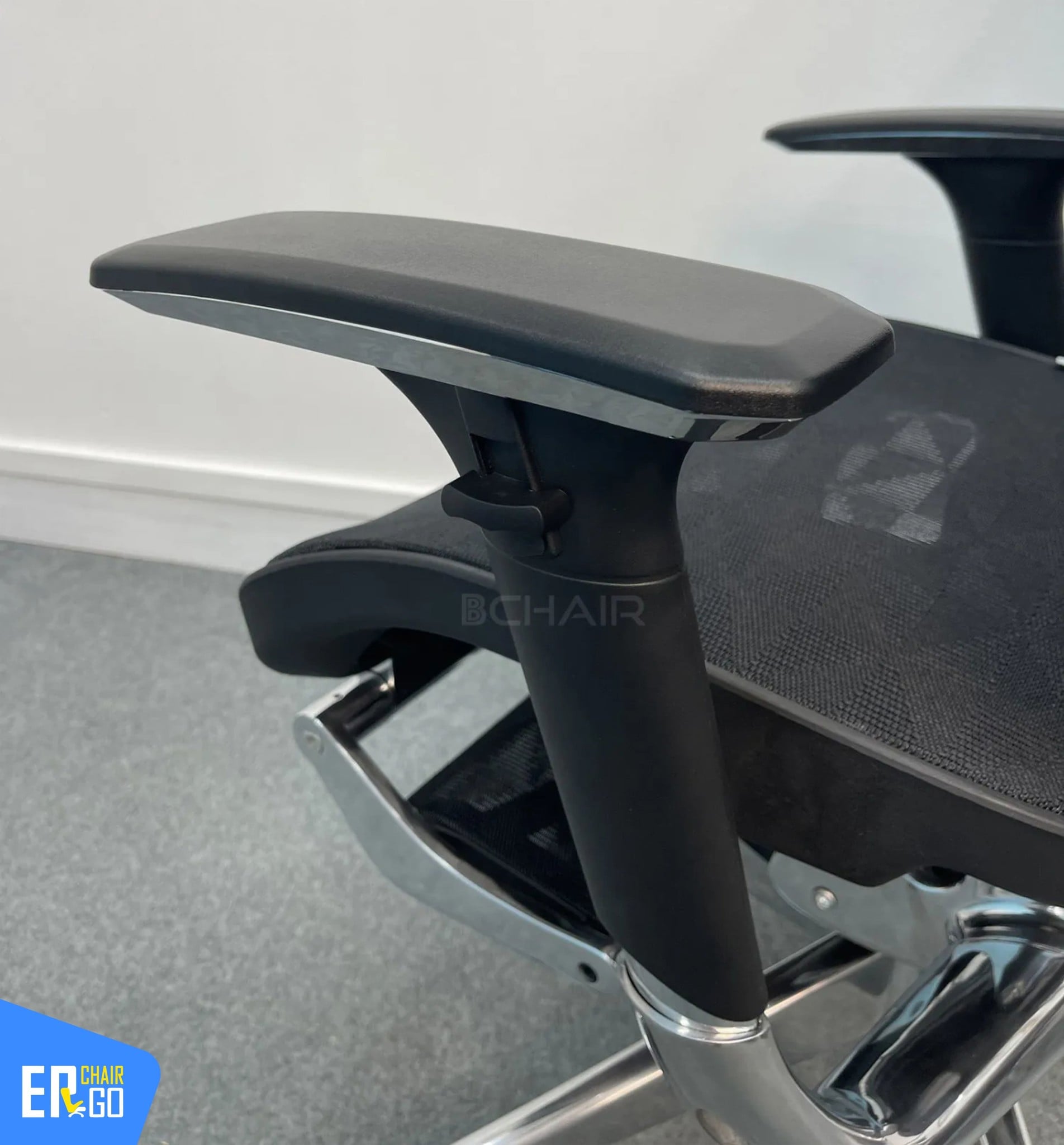 Ghế công thái học BChair B-801L phiên bản lưới (sẵn gác chân) có Tay ghế 3D phối hợp nhôm đúc và PU mềm, điều chỉnh 2D