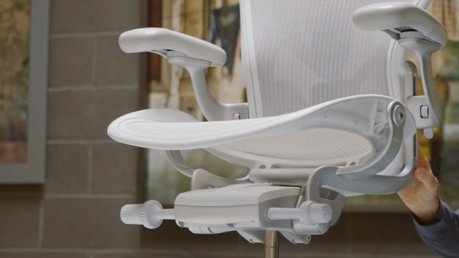 Ghế công thái học Herman Miller Aeron phiên bản Remastered (thương hiệu Mỹ) có Khung gầm tích hợp núm xoay và lẫy gạt