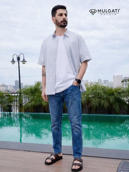 Mẫu dép da nam kết hợp với quần jean