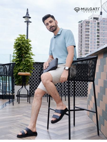 Mẫu dép da nam kết hợp với quần short