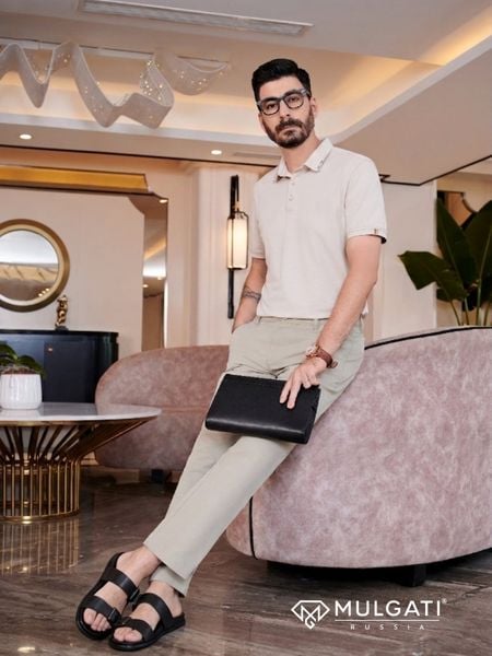 Mẫu dép da nam kết hợp với áo polo