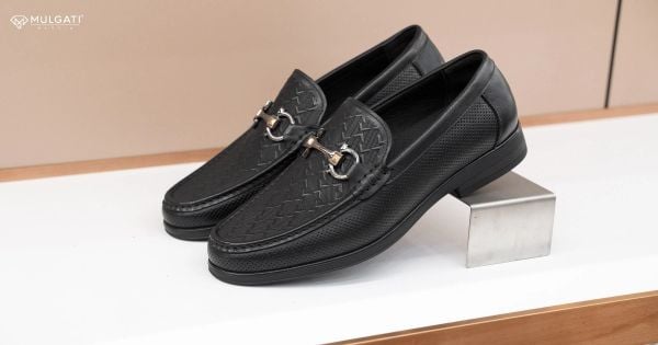 Cấu tạo giày loafer nam với quai da vắt ngang mu giày và gót thấp