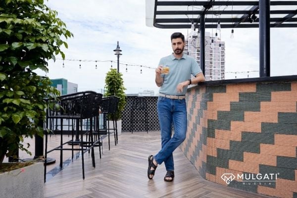 Phối dép sandal nam với quần jean