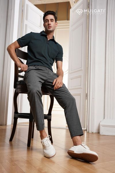 sneaker trắng nam phối quần jeans và áo thun
